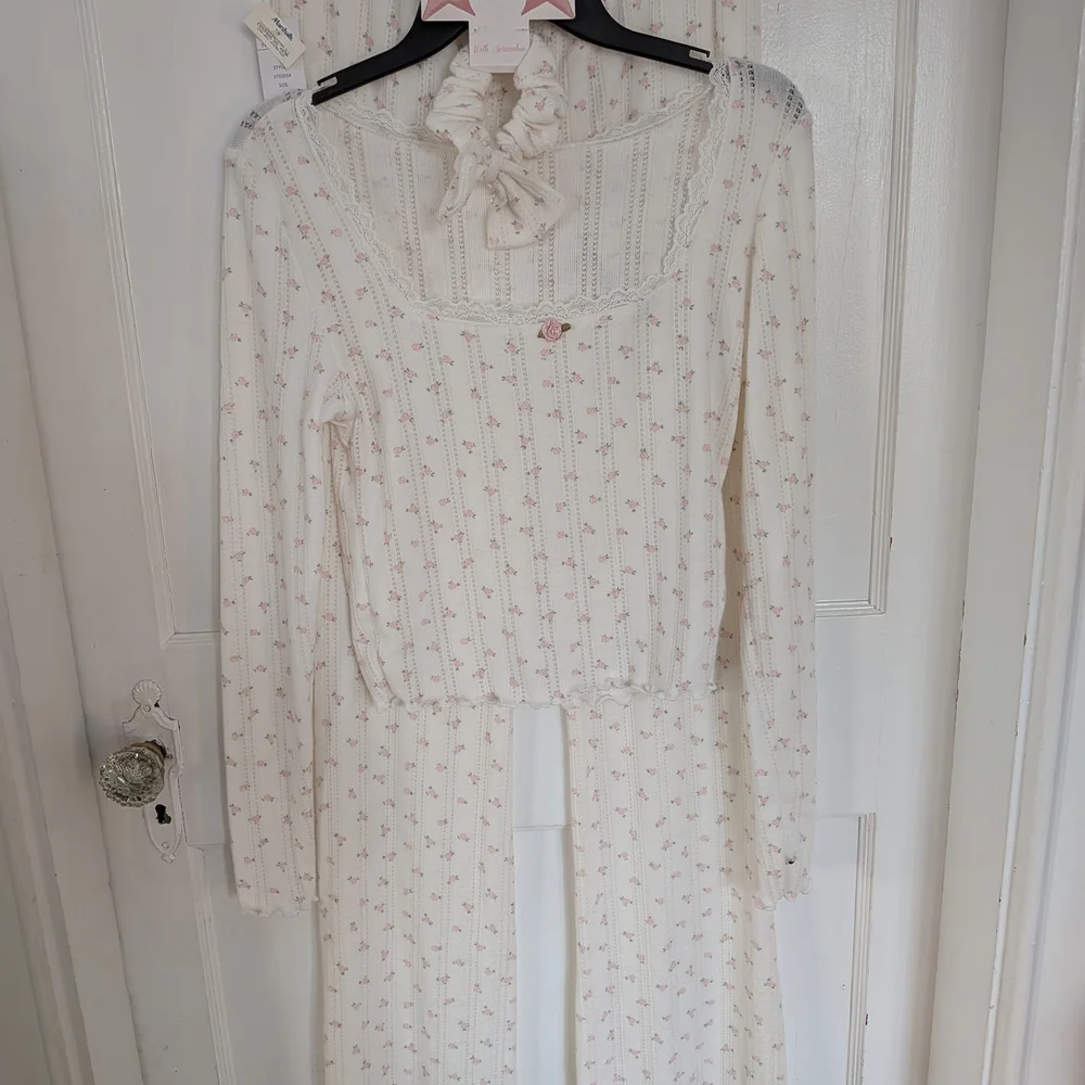 Pink Rose Floral Two-Piece Set with Scrunchie NWT - Picture 3 of 11